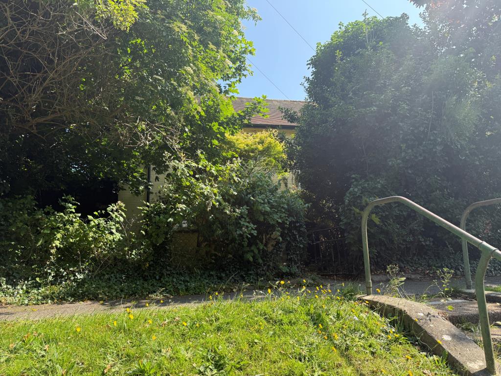 Lot: 112 - END-TERRACE HOUSE FOR IMPROVEMENT - House in need of Refurbishment from road